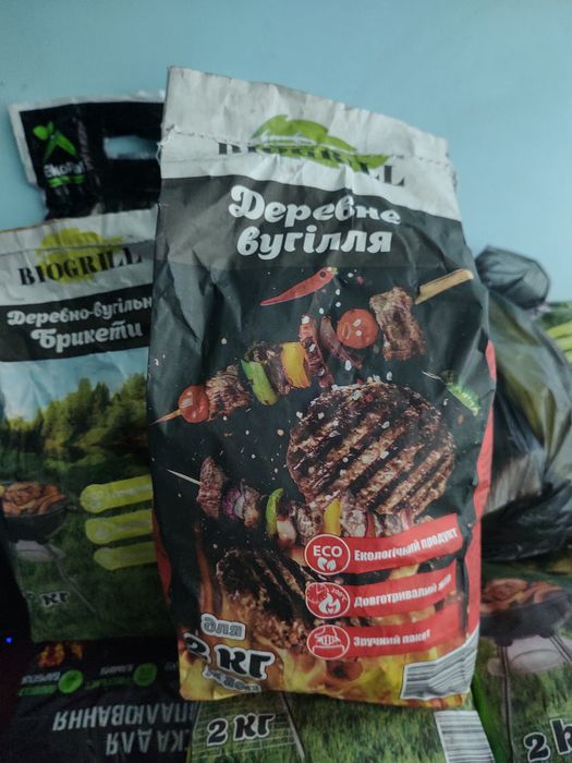 1).Деревне вугілля BioGrill 2 кг. 2)1.Деревне вугілля BioGrill 2.5 кг.