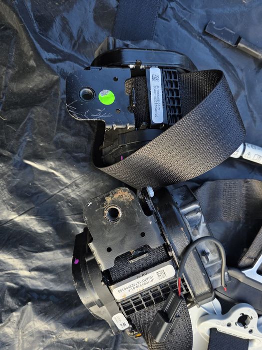 Ремені , паски безпеки дотяжки tesla model 3  2018