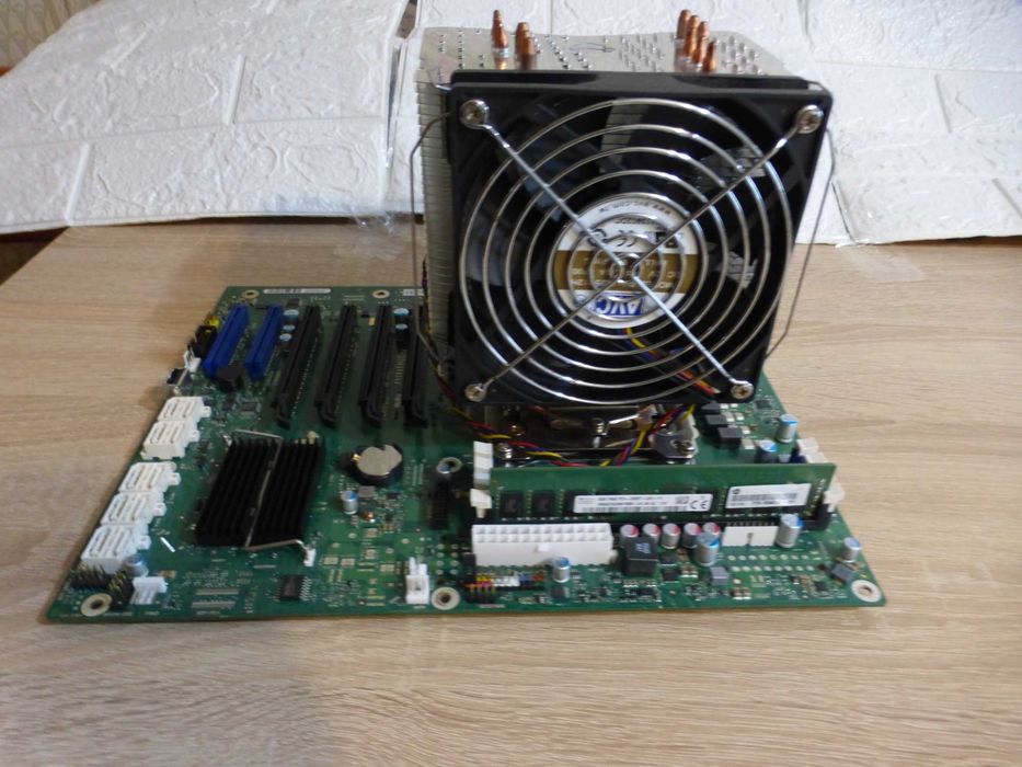 комплектом Материнская  плата  Fujitsu  D3348-B23 s 2011 V3 V4+ проц