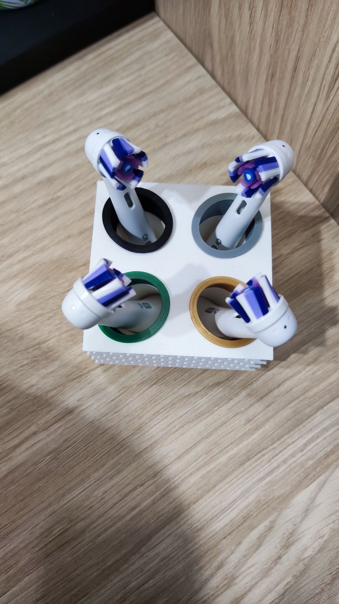 Pojemnik na szczoteczki elektryczne z drukarki 3D