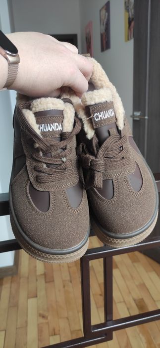 Нові жіночі утеплені кросівки, черевики на зиму чи холодну осінь