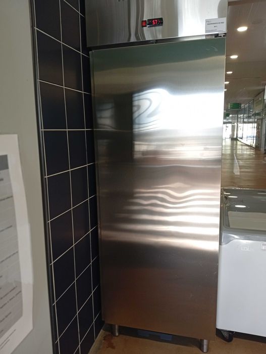 frigorífico industrial com 6 gavetas incluídas