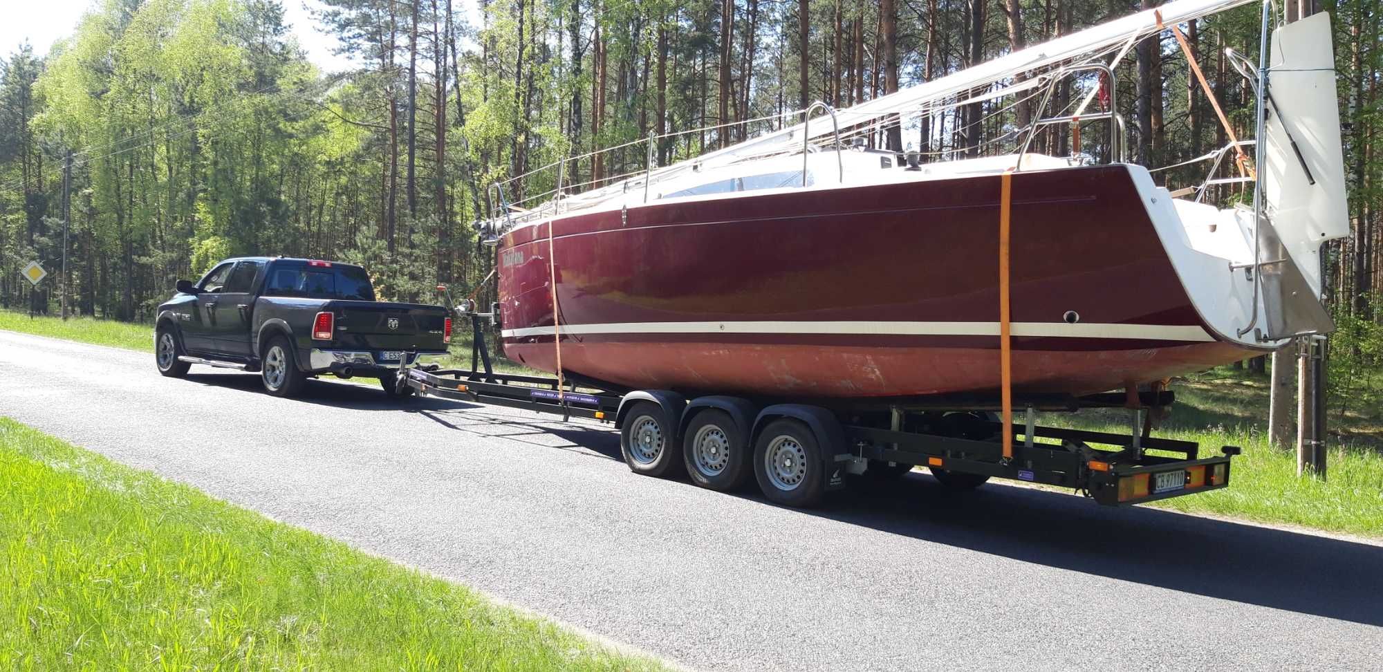 Transport jachtów i łodzi motorowych.