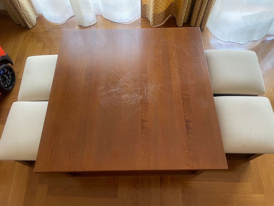 Mesa com 4 bancos