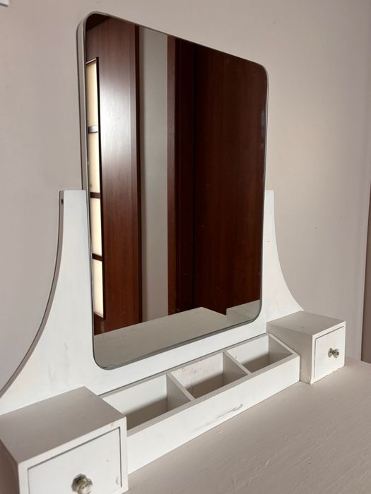 Toaletka biała z lustrem