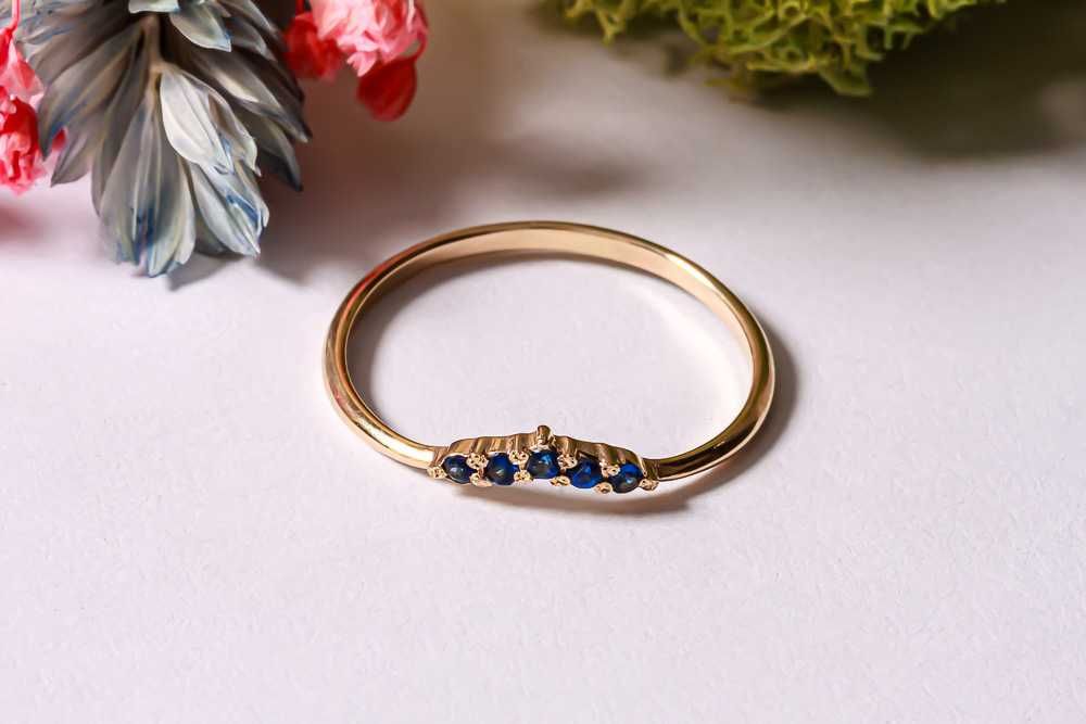 Кольцо из красного золота с сапфирами