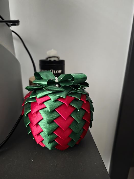 Bombka świąteczna ze wstążki