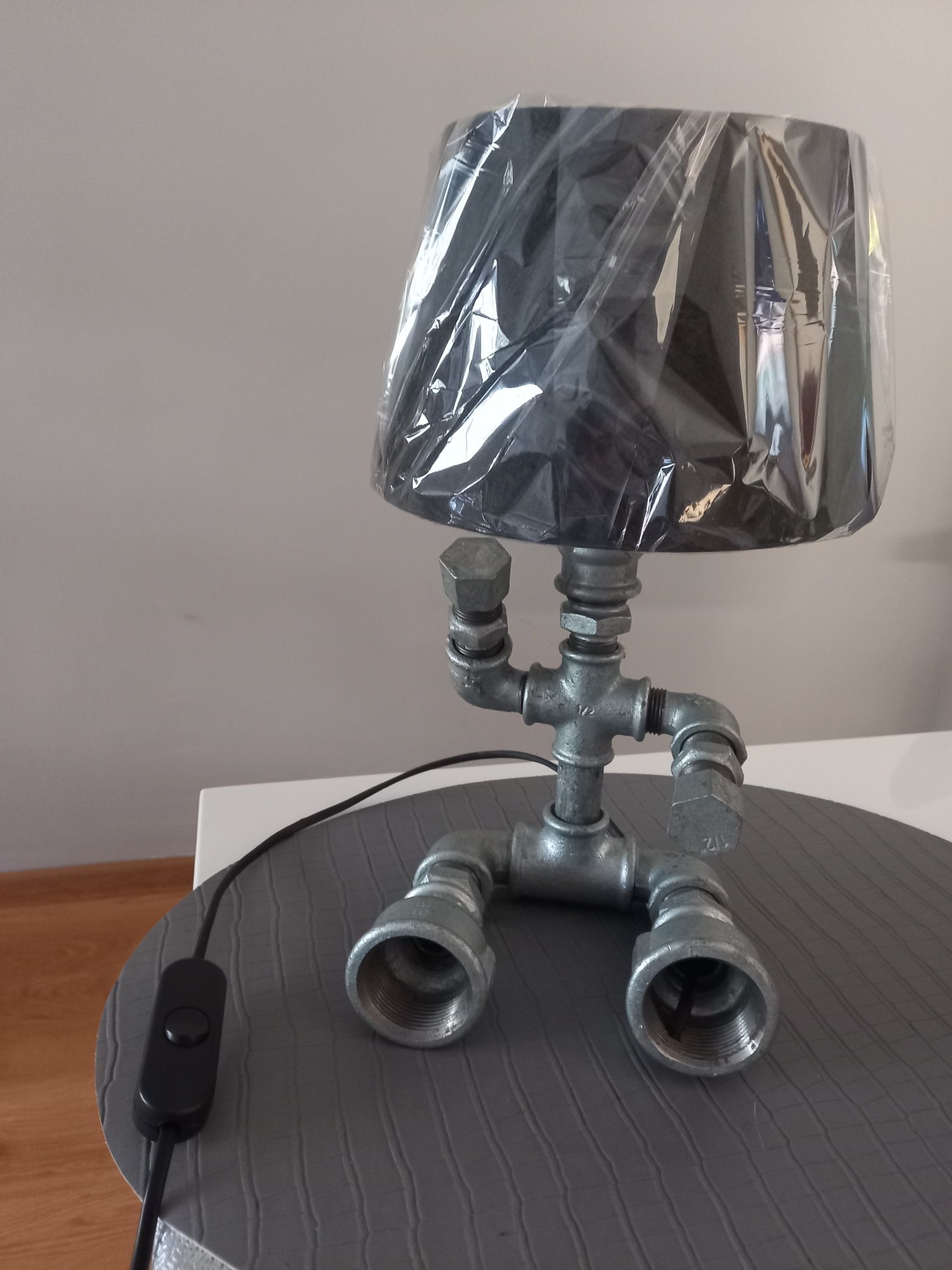 Lampa z rur Loft Industrial Ludzik Robot Rury Klosz Stojąca Stołowa