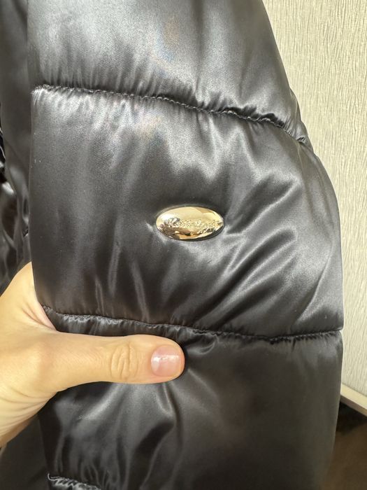 Чорне стьобане пальто-пуховик бренду Kattaleya