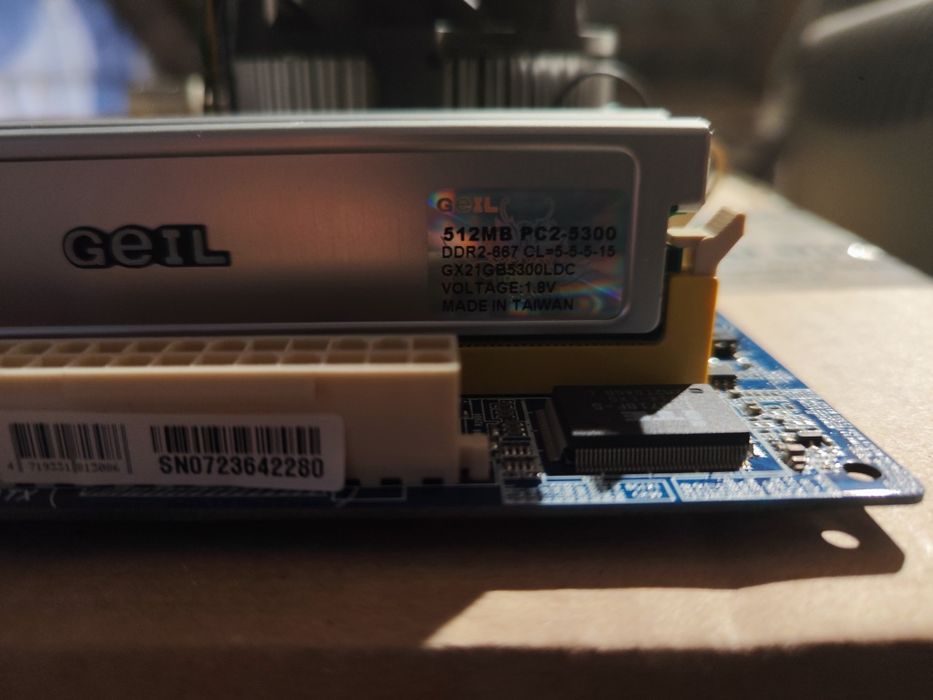 GIGABYTE FSB1066 GA-945GCMX-S2 procesorem i Ram