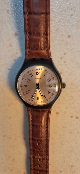 Relógio Swatch fundo bege e bracelete pele castanha, impecável