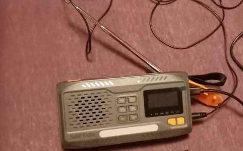 Radio não precisa de pilhas é solar não tem sol basta dar  á Manivela