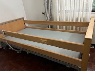 Cama articulada com colchão viscoelástico antiescaras