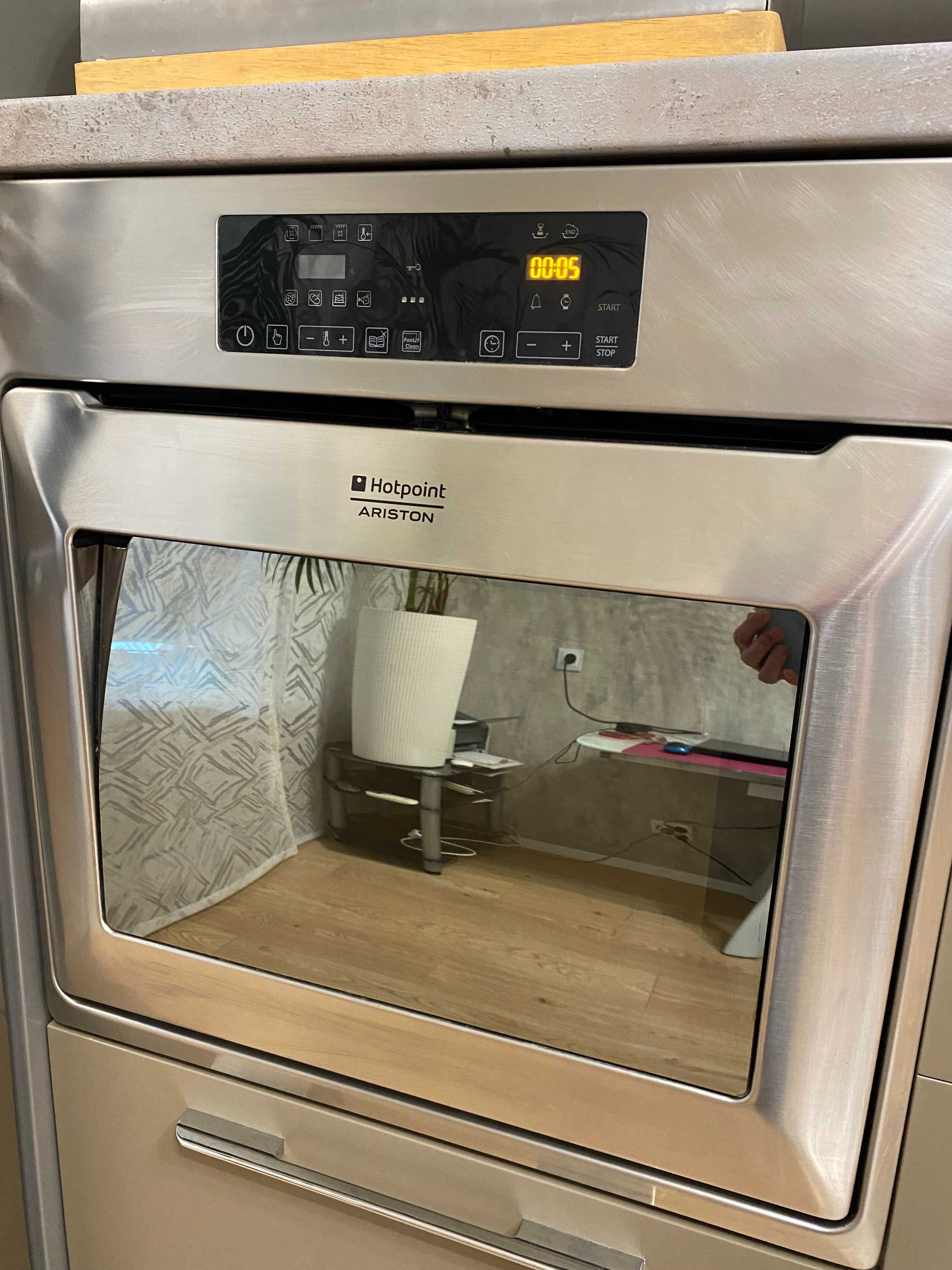 Духовой шкаф Ariston HotPoint, нержавейка, с пиролизом, сенсорное меню