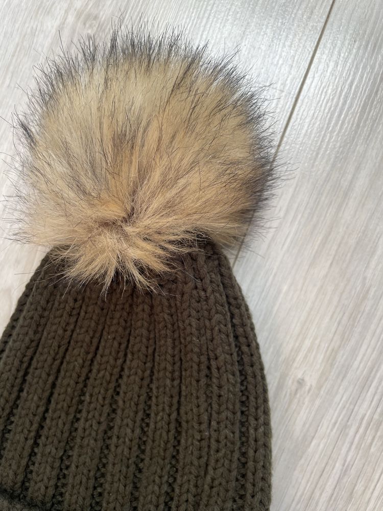 Czapka khaki z pomponem hm