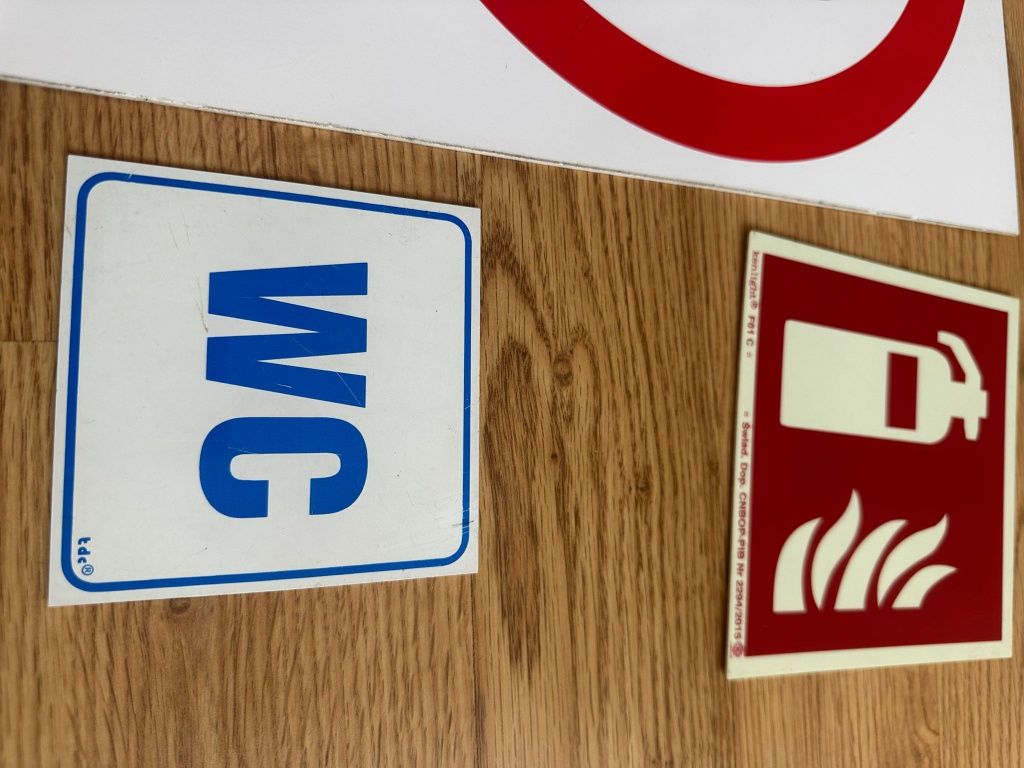 Tabliczki tablice informacyjne sprzęt gaśniczy gaśnica WC ograniczenie
