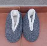 Pantufas de criança em feltro e com pelo no interior