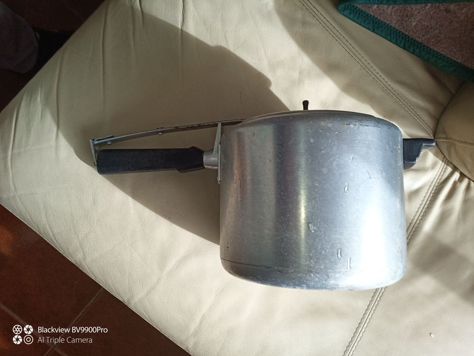 Panela de pressão um pouco mais antiga alumínio fundido