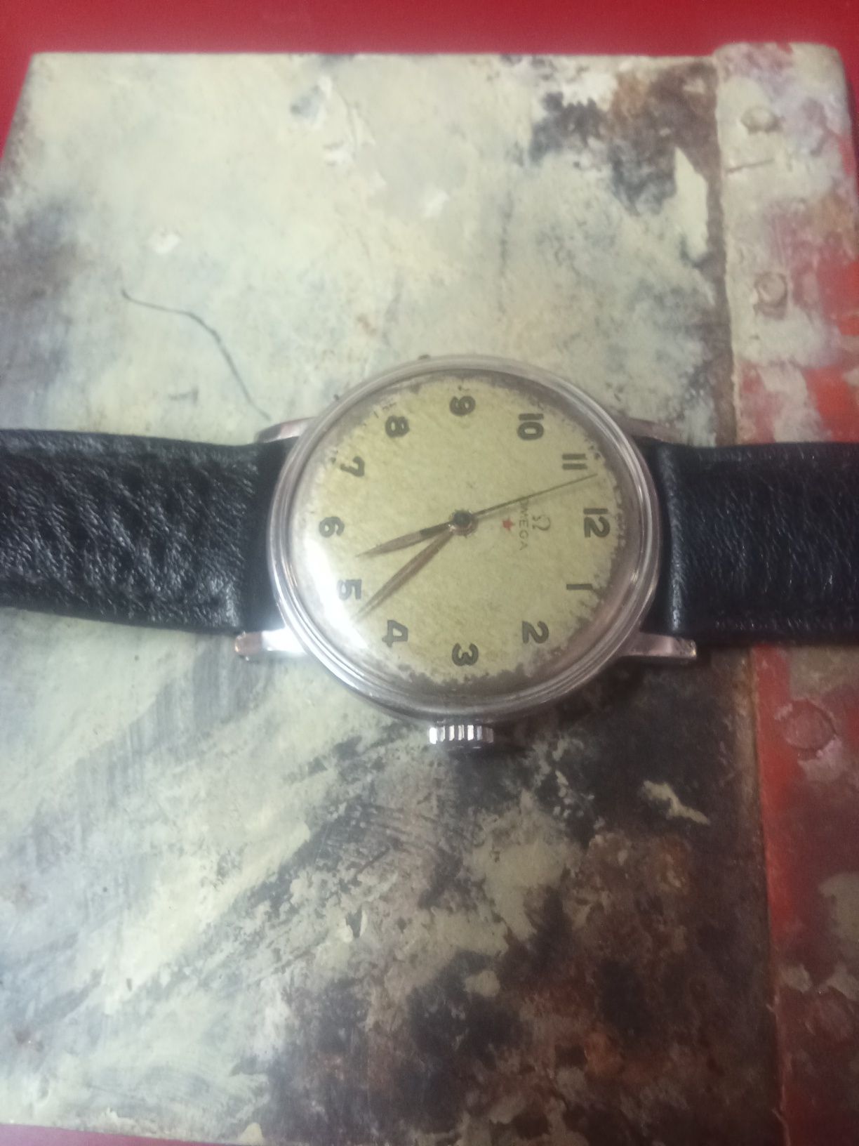 Omega Estrela Vermelha. Aço.