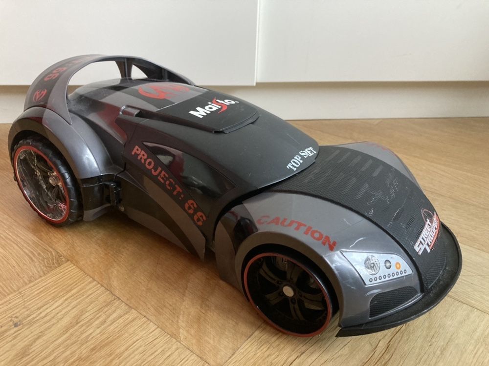 Samochód sportowy z wyrzutnią typu transformers