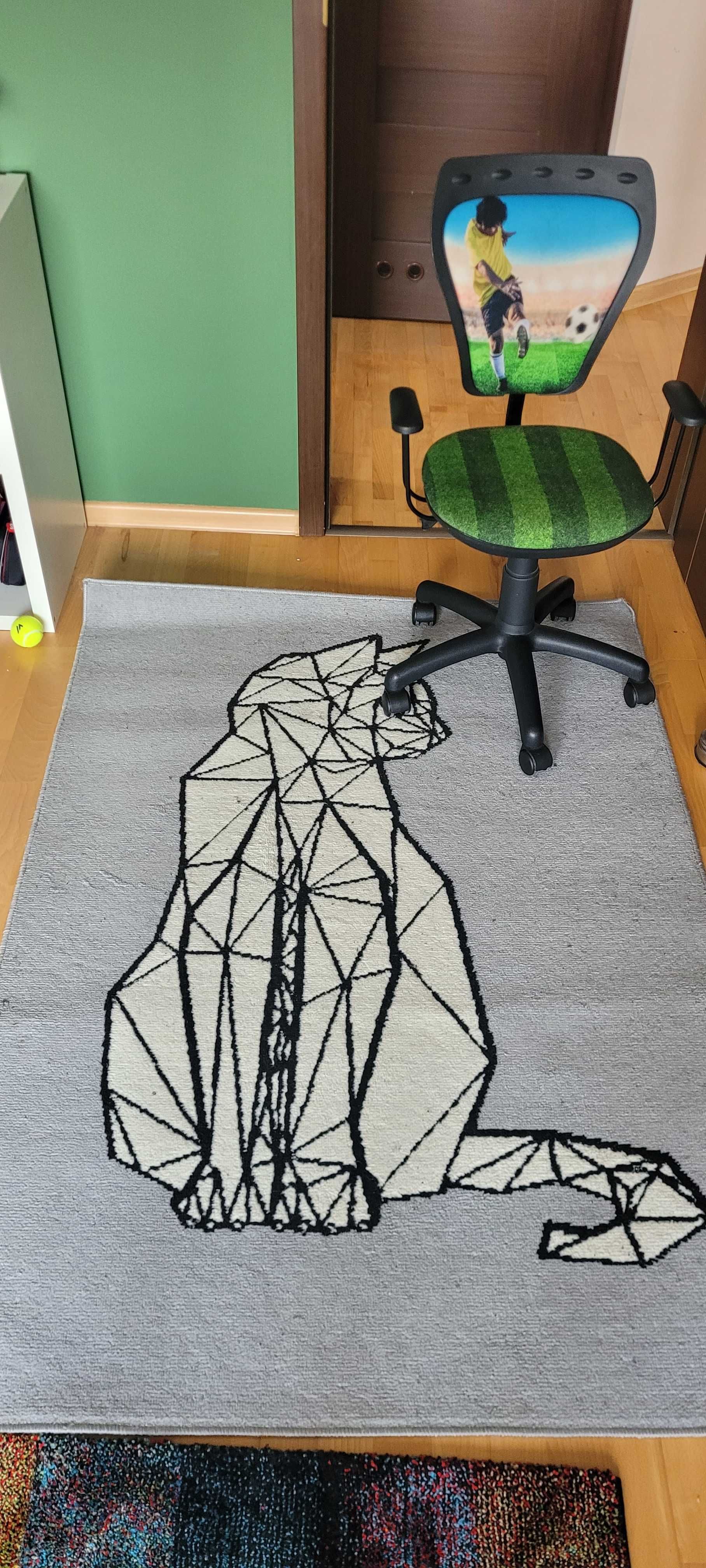 Krzesło biurowe dziecięce z dywanikiem