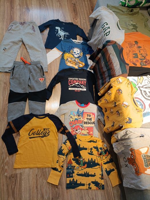 Zestaw bluzek i spodni 2 zł za sztukę.