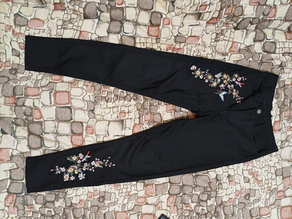 Чорні штани з вишивкою