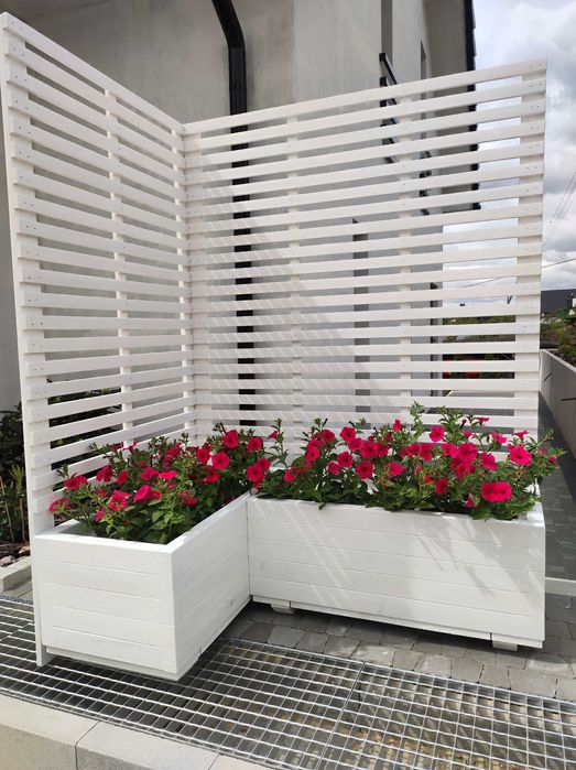 Balkon marzeń: pergole, donice, solidne zabudowy drewniane.