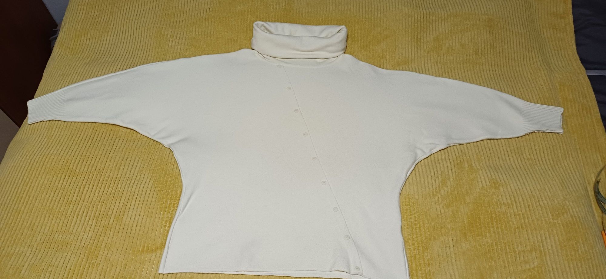 Damski sweter z dzianiny.