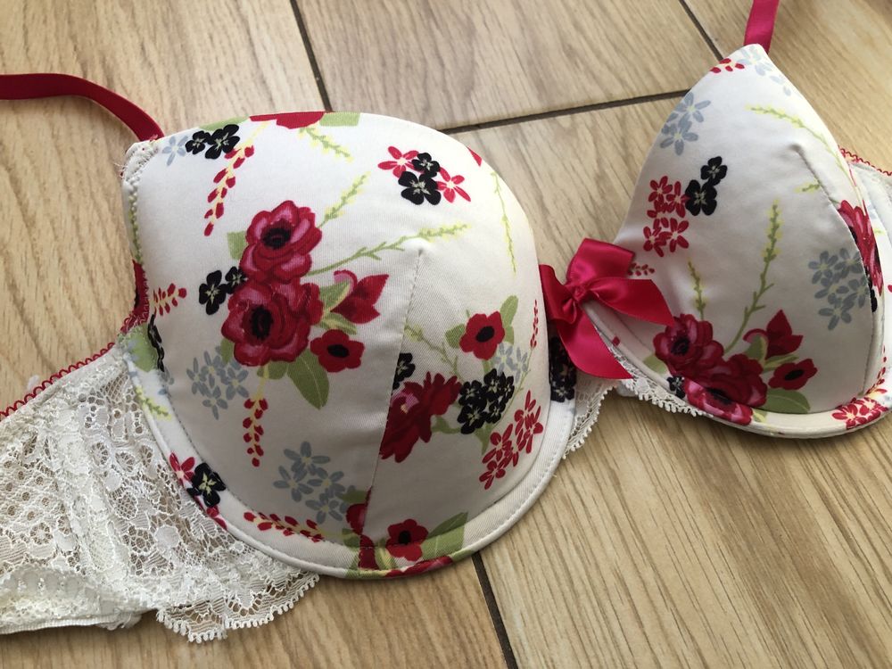 Biustonosz w kwiaty Hunkemöller 75C
