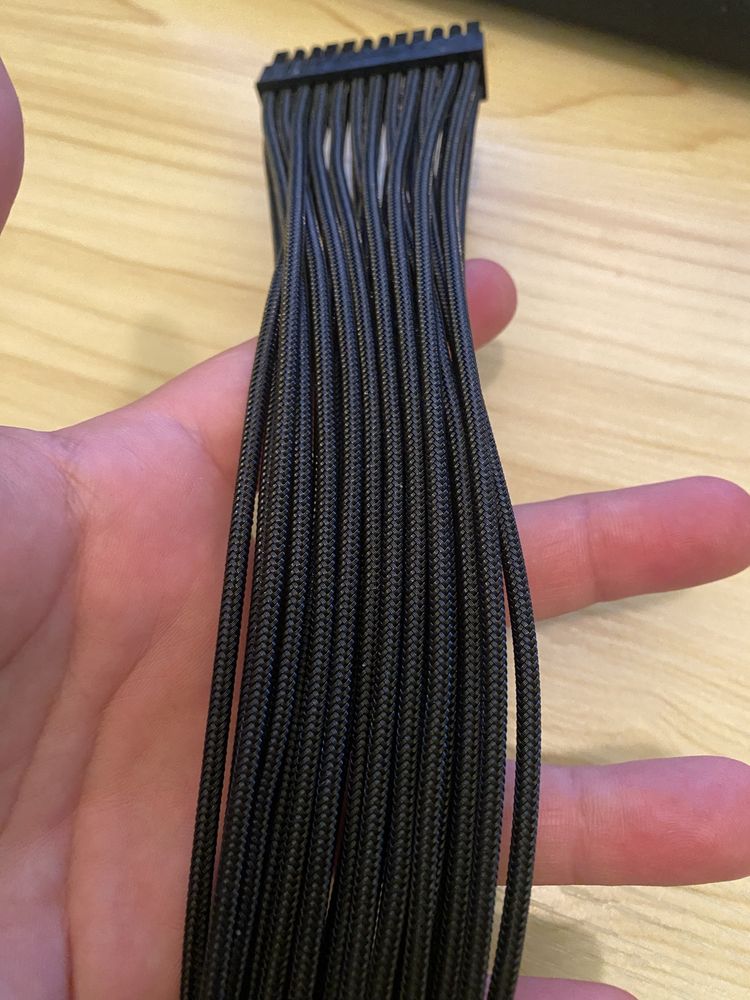 Для блока живлення кабель 24 pin