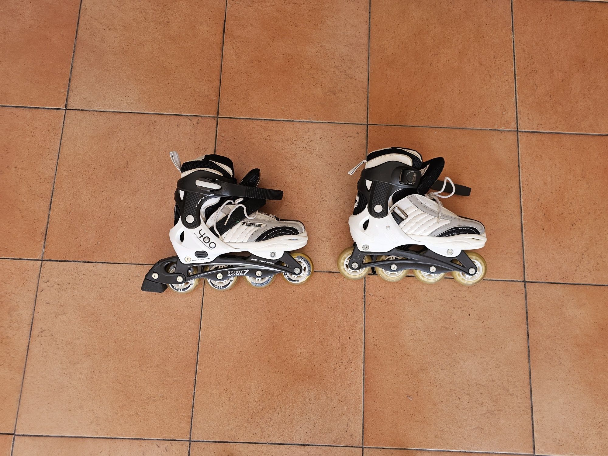 Patins em linha branco e preto