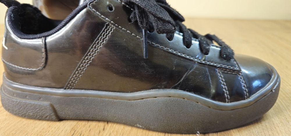 Продам пару жіночих кросівок Diesel