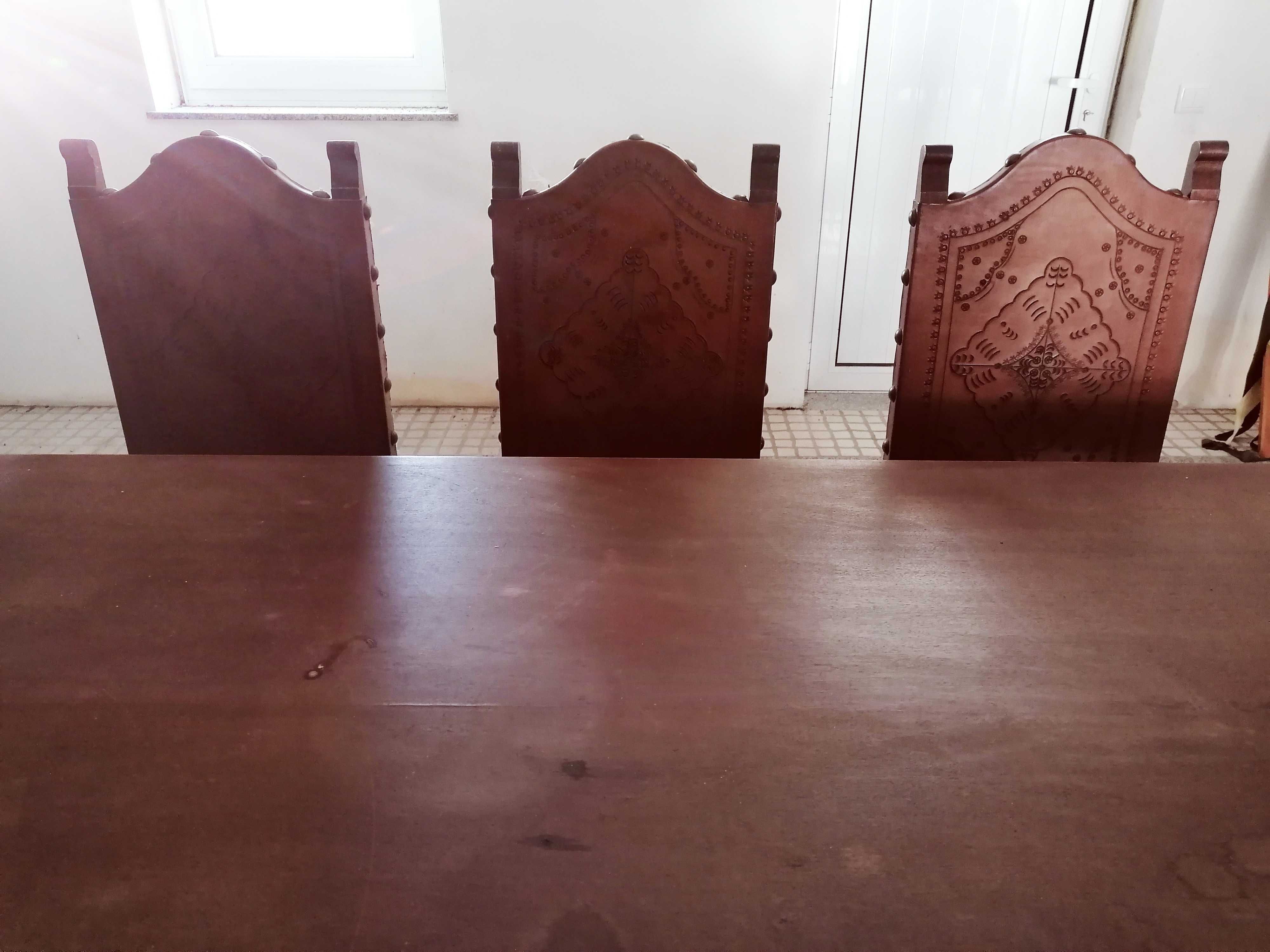 Conjunto de mesa e cadeiras