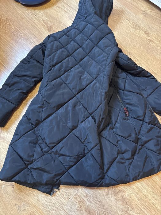 Plasz Reserved rozmiar 36. Czarny pikowany