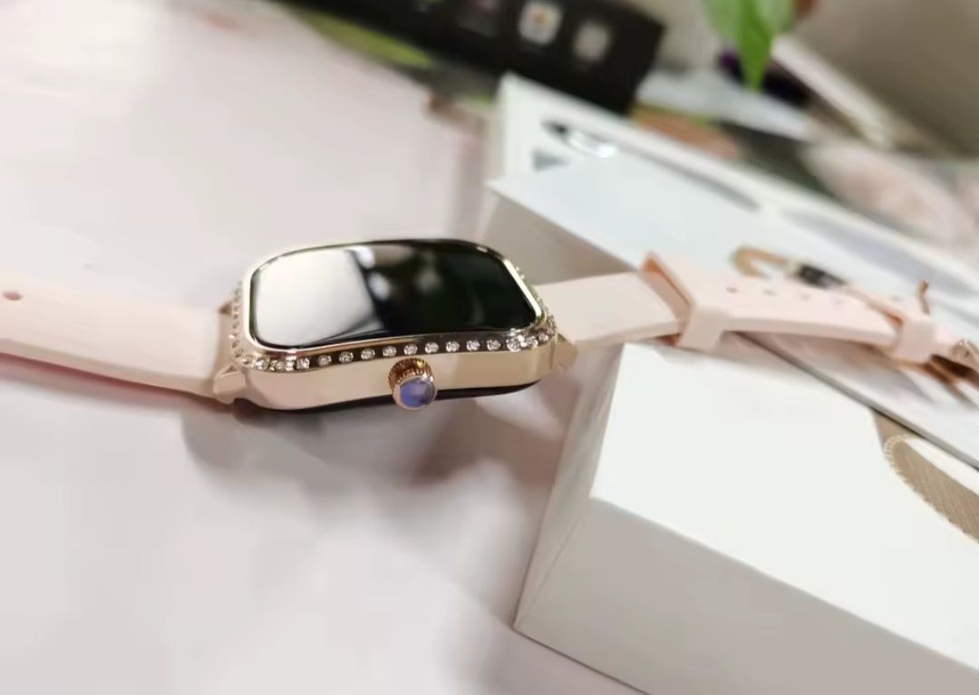 Złoty smartwatch z diamencikami