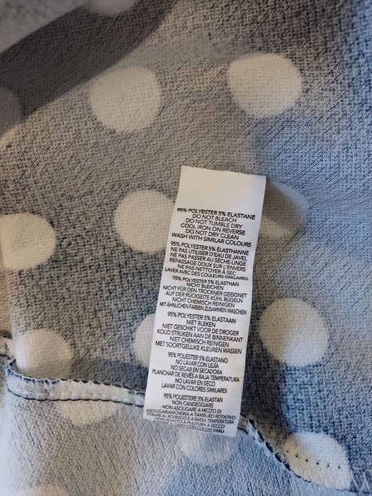 Granatowa sukienka w grochy na ramiączkach rozkloszowana z falbanką