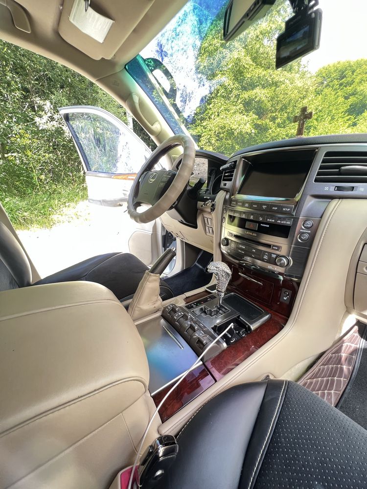 Автомобіль Лексус Лх 570