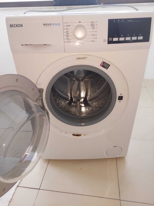 Maquina de lavar roupa em pleno funcionamento