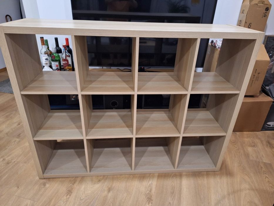 Estante IKEA modelo Kallax 12 nichos.