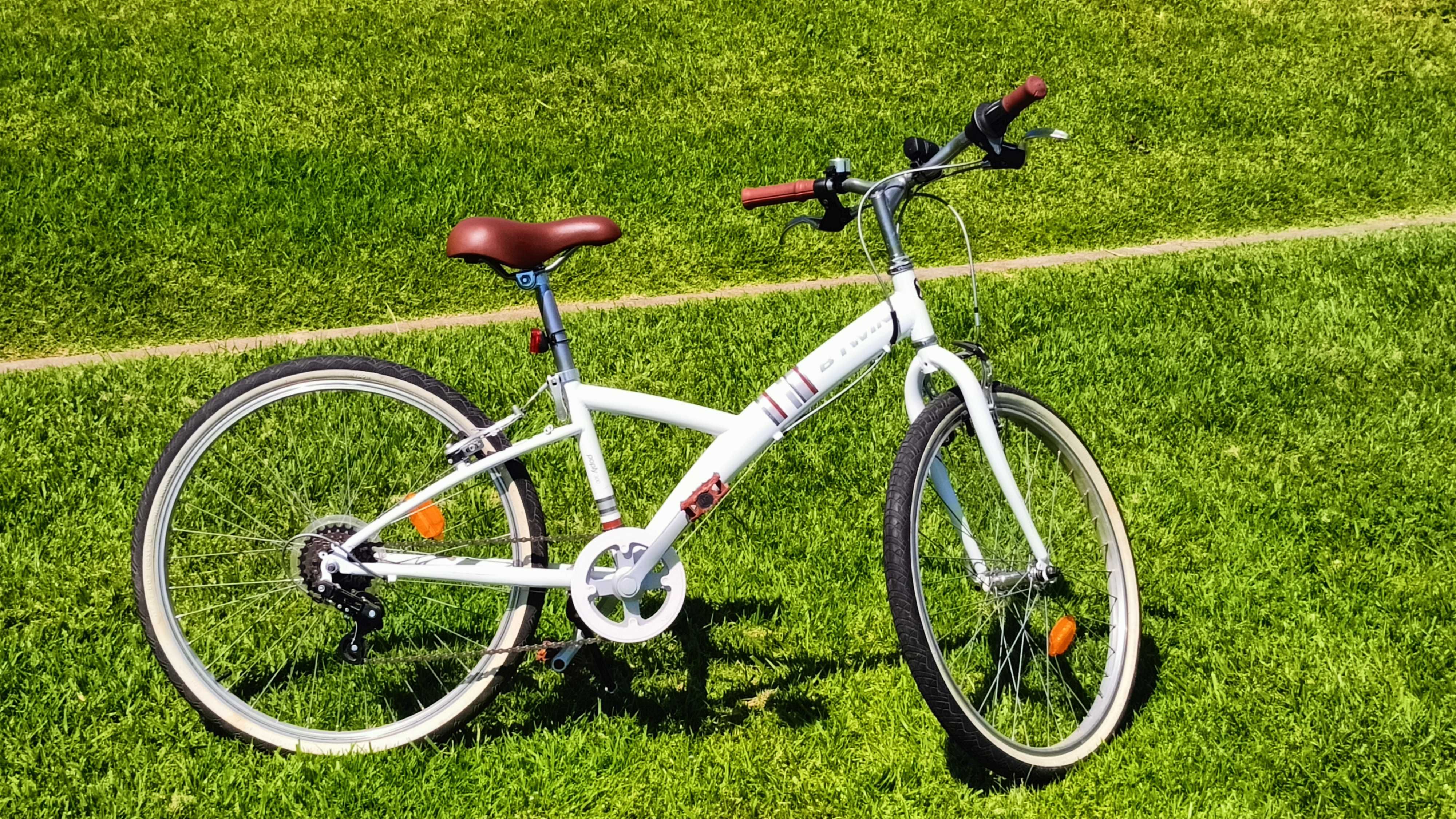 Bicicleta Btwin Poply 300 com 5 velocidades, luzes e descanso.