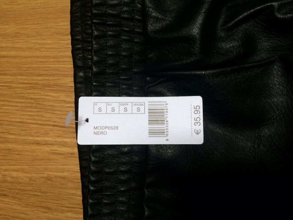 Calças de napa pretas novas com etiqueta tamanho S