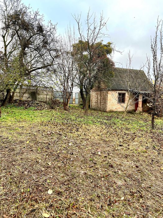 Продам земельну ділянку в Луцьку з невеликим цегляним будинком!