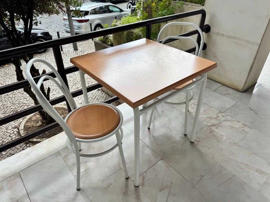 Mesas e Cadeiras de Restaurante / Café — Conjunto em bom estado