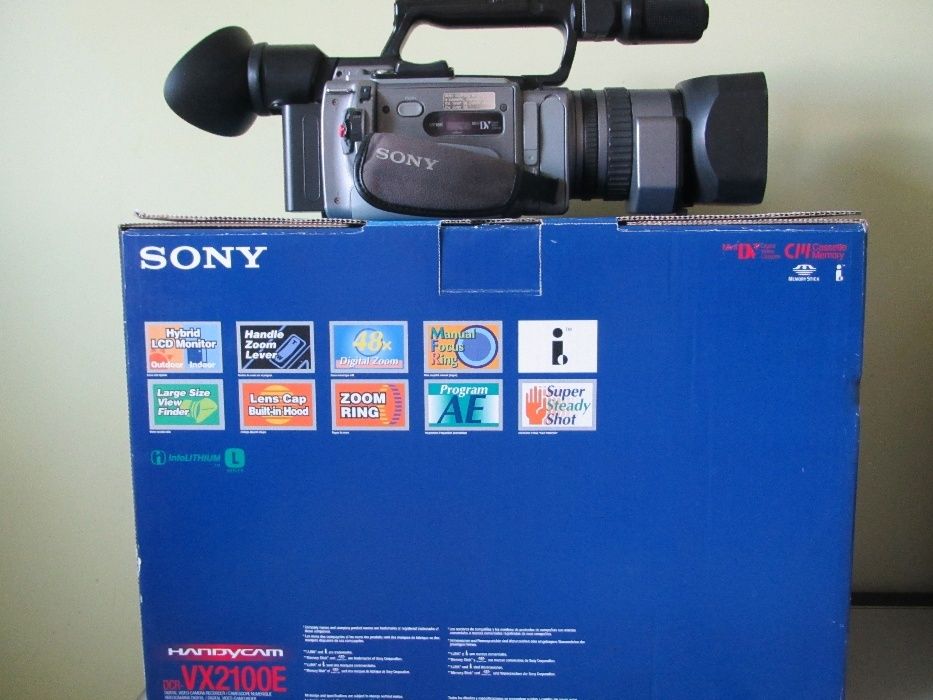 Профессиональная видеокамера Sony DCR-VX2100E