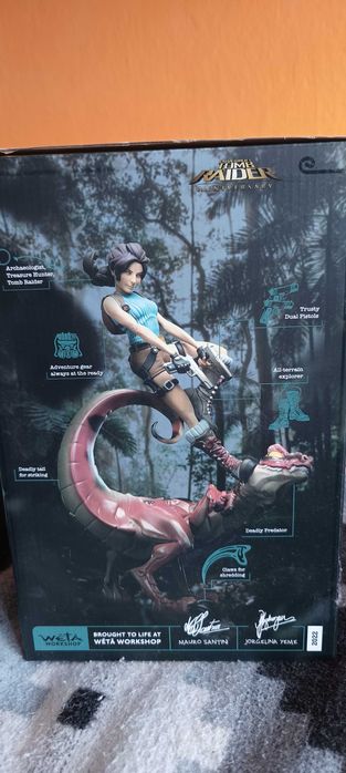 Lara Croft Raptor Mini Epics Tomb Raider Figurka 24 cm