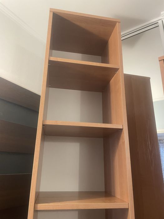 Wysoka, wąska biblioteczka