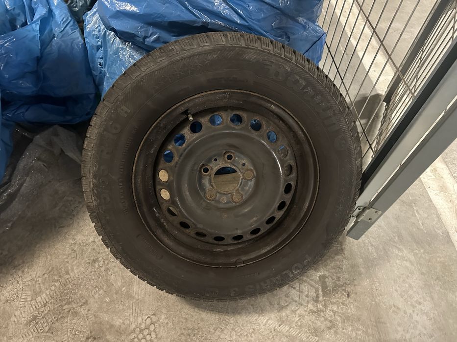 215/65/16 Komplet Felgi Nissan opony zimowe + kolpaki