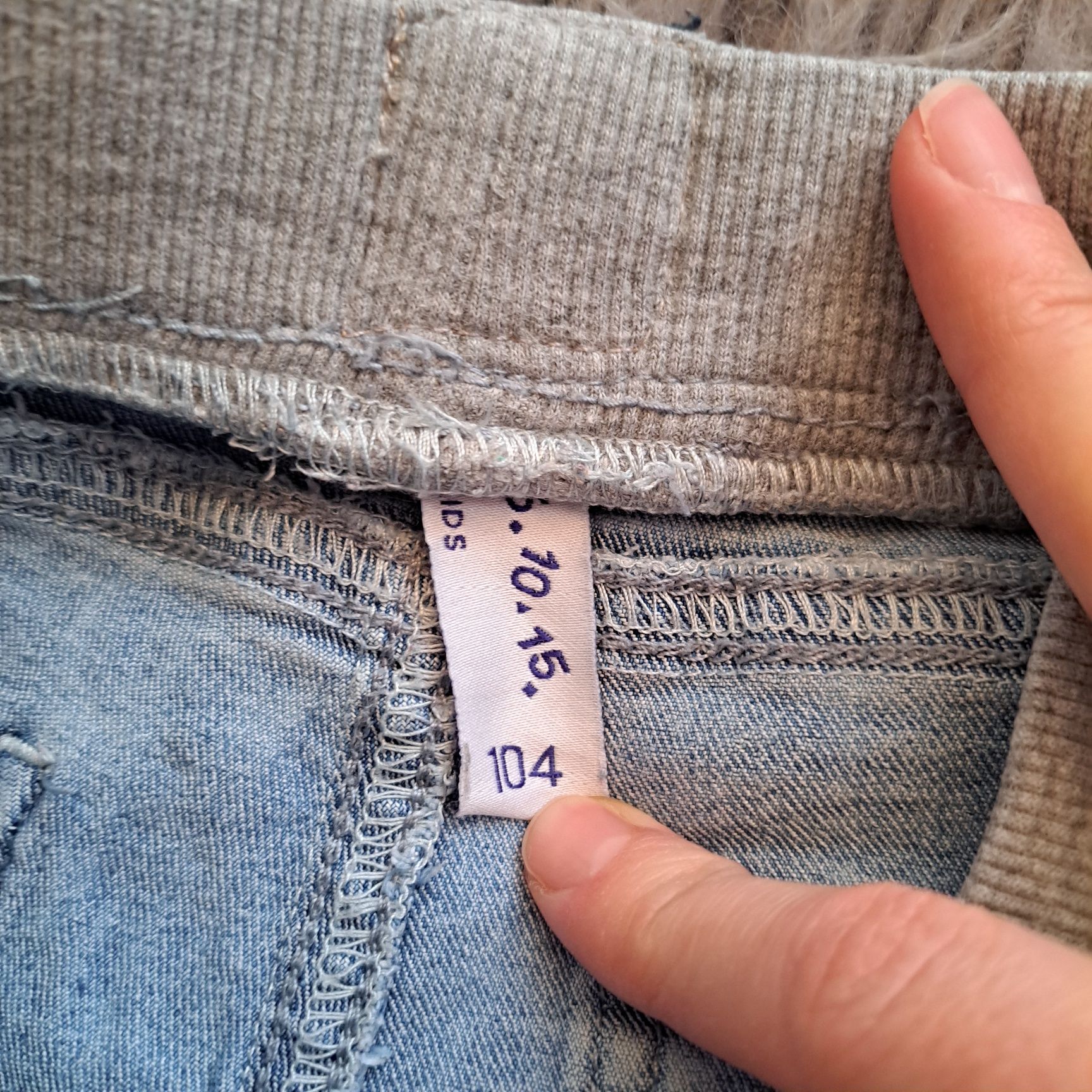 Spodnie jeansy dla chłopca rozmiar 104 firmy 5.10.15.