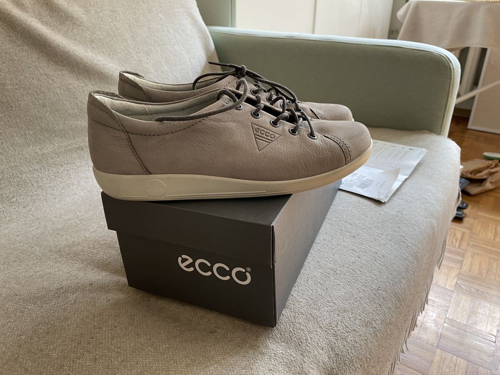 Buty ecco w kolorach ziemi wpadające w szarość